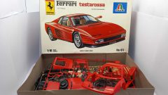 Italeri Ferrari Testarossa 1/16, kit completo, scatola lievemente usurata, alcuni pezzi già staccati dalle stampate - scala ?