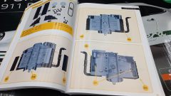 IXO Porsche 911 RS 2.7 1/8, kit di montaggio composto da oltre 713 particolari, parti già verniciate - foto 8