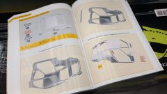 IXO Porsche 911 RS 2.7 1/8, kit di montaggio composto da oltre 713 particolari, con funzione di luci e suoni - foto 4