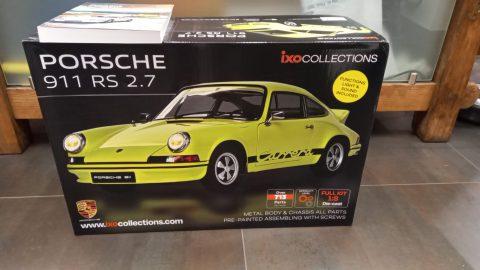 IXO Porsche 911 RS 2.7 1/8, kit di montaggio composto da oltre 713 particolari, con funzione di luci e suoni