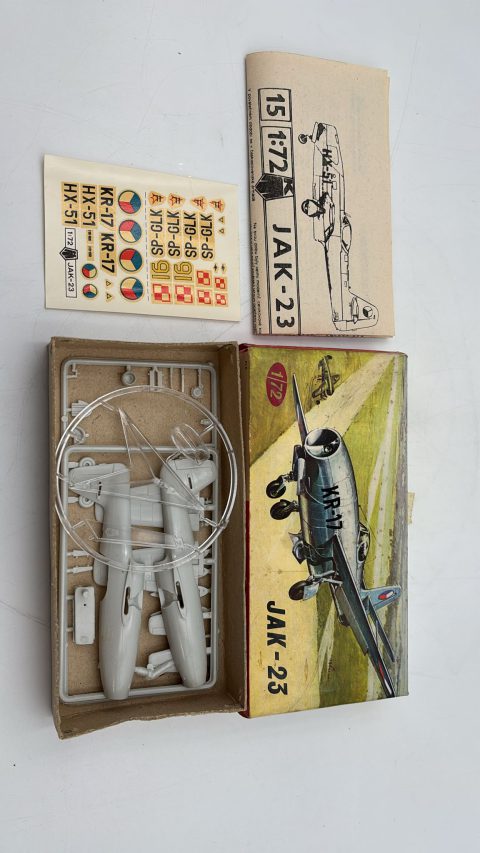 Kovozávody ProstÄ›jov JAK-23 1/72 kit di montaggio aereo militare