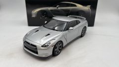 Kyosho Nissan GT-R Premium Edition left hand drive version 1/18 fioriture sul cofano - scala 1:18