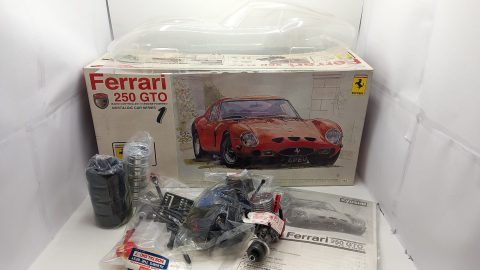 Kyosho Ferrari 250 GTO 1/10, meccanica completa di motore, nuova ancora da assemblare, con carrozzeria da verniciare, senza parte elettronica