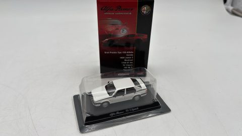 Kyosho Alfa Romeo 75 T.Spark bianca 1/64