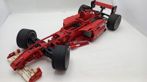 Lego Ferrari F1 Racers 1/10, senza scatola originale ed istruzioni, adesivi rovinati, da spolverare