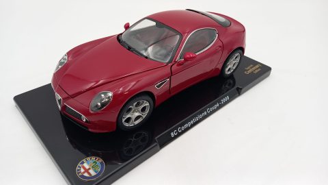 Leo Models Alfa Romeo 8C Competizione Coupe 2008 1/24, parabrezza segnato, senza scatola originale