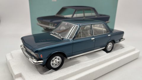 Laudoracing Fiat 130 Berlina 3200 1971 1/18 Met. Blu