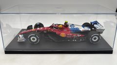 Looksmart Ferrari SF-25 Lewis Hamilton Miami GP 2025 1/18 in teca sostitutiva, completo di scatola e basetta originali - foto 3