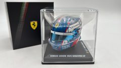 Looksmart Casco Helmet Charles Leclerc Singapore GP 2025 1/5 - scala 1:5