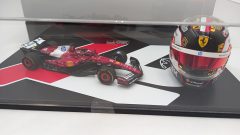 Looksmart Ferrari SF-25 Charles Leclerc Abu Dhabi GP 1/43 con replica casco 1/5 - scala 1:43