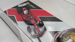 Looksmart Ferrari SF-25 Charles Leclerc Abu Dhabi GP 1/43 con replica casco 1/5 - foto 3