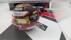 Looksmart Ferrari SF-25 Charles Leclerc Abu Dhabi GP 1/43 con replica casco 1/5 - foto 4