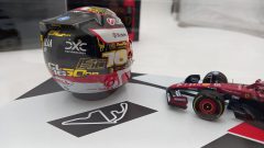 Looksmart Ferrari SF-25 Charles Leclerc Abu Dhabi GP 1/43 con replica casco 1/5 - foto 5