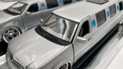 Maisto Lincoln Navigator Limo 1/24, alcuni segni sulla vernice - foto 2