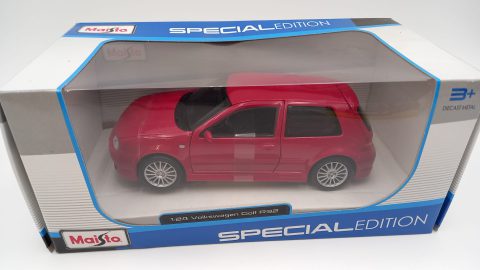 Maisto Volkswagen Golf 4 R32 1/24
