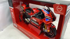 Maisto Ducati Desmosedici GP 2024 N.1 Bagnaia Team Lenovo 1/6 - foto 2