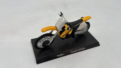 Maisto Suzuki RM250 1/24 senza scatola originale