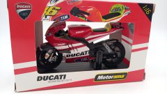 Maisto Ducati Desmosedici GP11 Valentino Rossi 1/16, mancante leva frizione, da pulire, confezione lievemente usurata - scal?