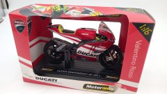 Maisto Ducati Desmosedici GP11 Valentino Rossi 1/16, mancante leva frizione, da pulire, confezione lievemente usurata - foto 2