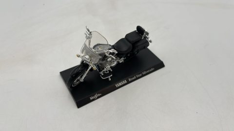 Maisto Yamaha Road Star Silverado 1/24 senza scatola originale