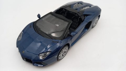 Maisto Lamborghini LP700-4 Roadster 1/24, presenta qualche piccolo segno, senza scatola originale