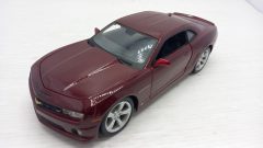 Maisto Chevrolet Camaro 2010 1/24, lieve fioritura della vernice ma ottime condizioni, senza scatola originale - scala 1:24
