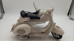 Maisto Vespa 150 VL1T con sidecar 1/6, manopole scolorite, ruota posteriore Vespa storta, senza scatola originale - foto 2