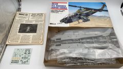 MRC AH-1W U.S. Marines Super Cobra 1/35 kit di montaggio elicottero militare, scatola leggermente usurata - scala 1:35