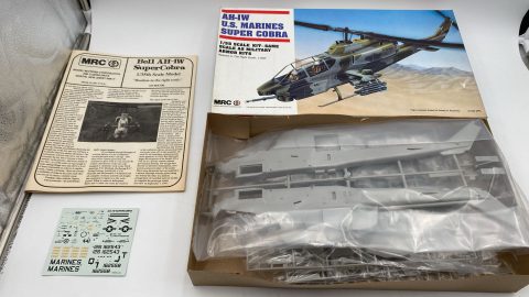 MRC AH-1W U.S. Marines Super Cobra 1/35 kit di montaggio elicottero militare, scatola leggermente usurata