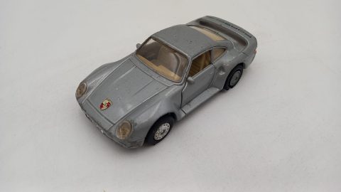 MC Toy Porsche 959 1/36, una ruota rotta e diversi segni sulla carrozzeria
