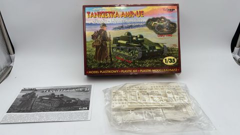 Mirage Hobby Tankietka AMR-UE 1/35
