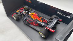 Minichamps Aston Martin Red Bull Racing RB16 Verstappen Winner Abu Dhabi GP 2020 1/18 - foto 4