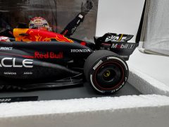 Minichamps Oracle Red Bull Racing RB20 Verstappen Winner Emilia-romagna GP 2024 1/18 - foto 3