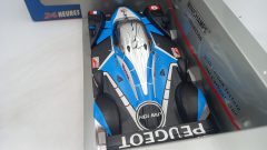 Minichamps Peugeot 908 HDI FAP winners Le Mans 2009 1/18, confezione usurata - foto 5