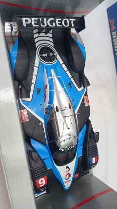 Minichamps Peugeot 908 HDI FAP winners Le Mans 2009 1/18, confezione usurata - foto 6