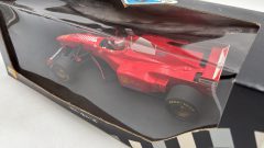 Minichamps Ferrari F310B 1997 E. Irvine 1/18 scatola rovinata - foto 2