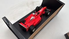 Minichamps Ferrari F300 E. Irvine 1998 1/18 scatola leggermente usurata - foto 4