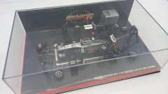 Minichamps diorama pitstop McLaren MP4-14 Hakkinen 1999 1/43, teca con qualche segno - foto 3