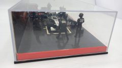 Minichamps diorama pitstop McLaren MP4-14 Hakkinen 1999 1/43, teca con qualche segno - scala 1:43