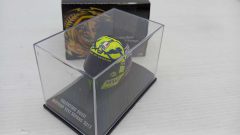 Minichamps casco helmet AGV V. Rossi test Sepang 2013 1/8, teca con angolo lievemente rovinato - scala 1:8