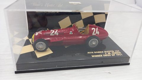 Minichamps Alfa Romeo Alfetta 159 Fangio Swiss GP 1951 1/43, teca con qualche piccolo segno, senza scatola originale