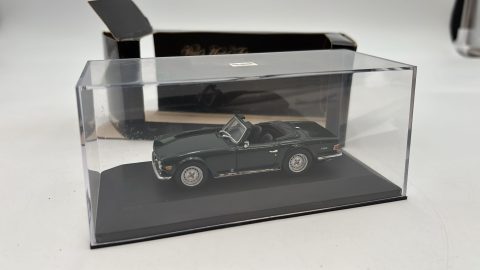 Minichamps Triumph TR 6 1968-76 racing green 1/43