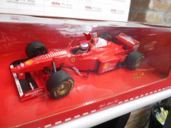 Minichamps Ferrari F310B M. Schumacher 1997 1/18, parte trasparente scatola rovinata - scala 1:18