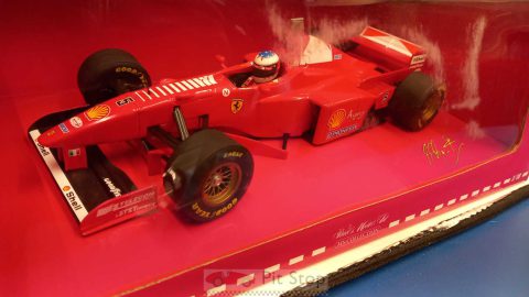 Minichamps Ferrari F 310B 1997 M. Schumacher 1/18, parte trasparente scatola lievemente usurata