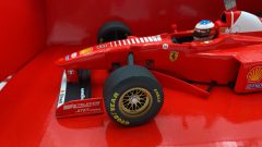Minichamps Ferrari F 310B 1997 M. Schumacher 1/18 - foto 6