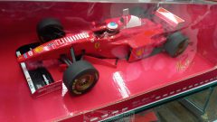 Minichamps Ferrari F 310B M. Schumacher 1997 1/18, parte trasparente scatola lievemente usurata - scala 1:18