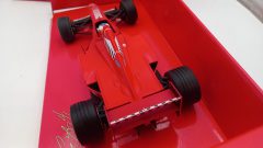 Minichamps Ferrari F310B M. Schumacher 1998 launch version 1/18, confezione lievemente usurata - foto 3