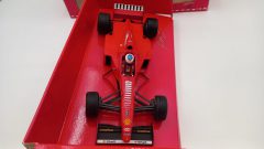 Minichamps Ferrari F310B M. Schumacher 1998 launch version 1/18, confezione lievemente usurata - foto 2
