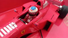 Minichamps Ferrari F310B M. Schumacher 1998 launch version 1/18, confezione lievemente usurata - foto 5