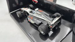 Minichamps McLaren MP4/13 M. Hakkinen 1/18 mancano specchietti, lievi segni di usura del tempo - foto 4